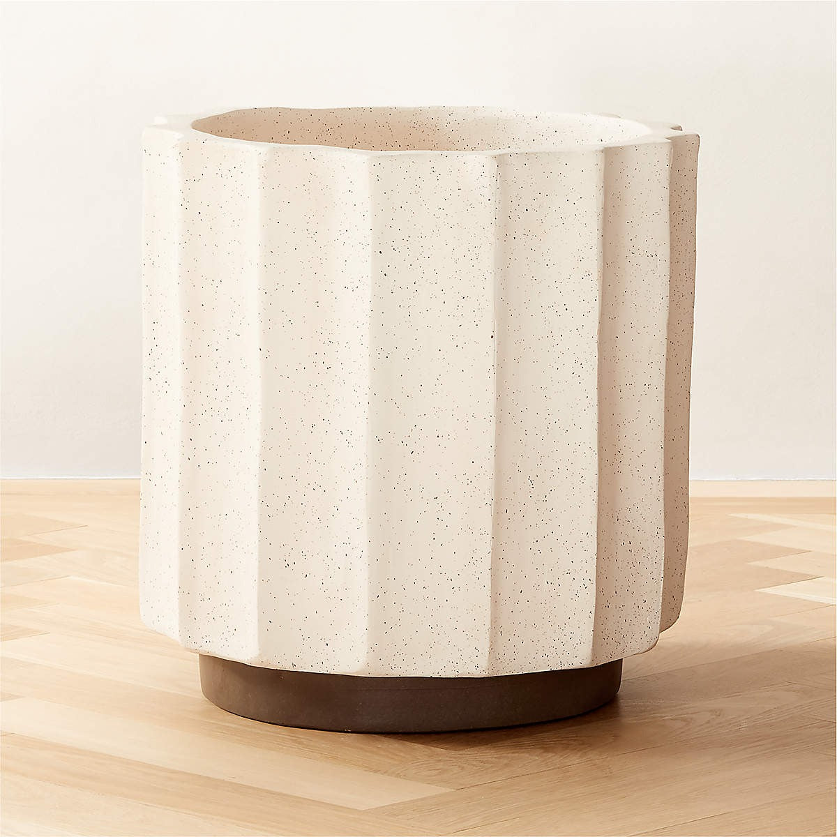 SCALLOP WHITE CLAY INDOOR/OUTDOOR PLANTERS